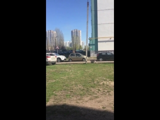 Жесть ! Неадекват крушит машины!