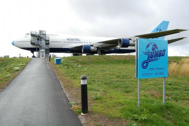 В стокгольмском аэропорту Arlanda находится необычный отель, устроенный на борту списанного Боинга-747. В отеле 25 номеров, самый престижный из которых находится в кабине пилотов.
