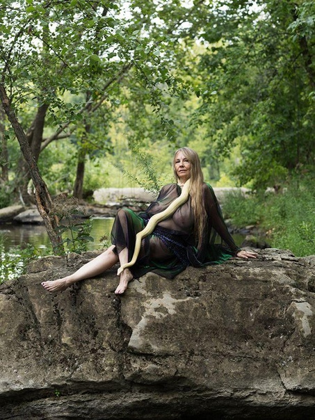 Как выглядят современные ведьмы Фотограф Фрэнсис Денни исколесила всю территорию США в поисках женщин, называющих себя ведьмами, жрицами, колдуньями и целительницами. Ей пришлось немало