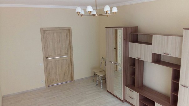 Собственник.<br>Сдаю новый таунхаус в центре г.Батайска. 80кв.м. 2этажа. Евроремонт, мебель, техника. 2 спальни на втором этаже, просторный зал на первом этаже с выходом на задний двор. Уютная кухня. В доме 3 изолированных комнаты, отдельная кухня, санузел. Небольшой двор, есть место для авто. Удобное транспортное расположение-рядом жд и автовокзал, остановка на Ростов в 100м от дома, до центра Ростова-на-Дону ехать 20мин. Центральный парк, бассейн, 7-ая школа, рынок, больница, банки, детские сады и прочие учреждения в шаговой доступности.<br>Сдам платежеспособным, чистоплотным, порядочным людям.<br>Гражданство РФ<br>Цена 25000+ к/у.<br>Залог 25000<br>Лилия. Тел.8928-172-71-14 - фото Фото: Собственник.<br>Сдаю новый таунхаус в центре г.Батайска. 80кв.м. 2этажа. Евроремонт, мебель, техника. 2 спальни на втором этаже, просторный зал на первом этаже с выходом на задний двор. Уютная кухня. В доме 3 изолированных комнаты, отдельная кухня, санузел. Небольшой двор, есть место для авто. Удобное транспортное расположение-рядом жд и автовокзал, остановка на Ростов в 100м от дома, до центра Ростова-на-Дону ехать 20мин. Центральный парк, бассейн, 7-ая школа, рынок, больница, банки, детские сады и прочие учреждения в шаговой доступности.<br>Сдам платежеспособным, чистоплотным, порядочным людям.<br>Гражданство РФ<br>Цена 25000+ к/у.<br>Залог 25000<br>Лилия. Тел.8928-172-71-14