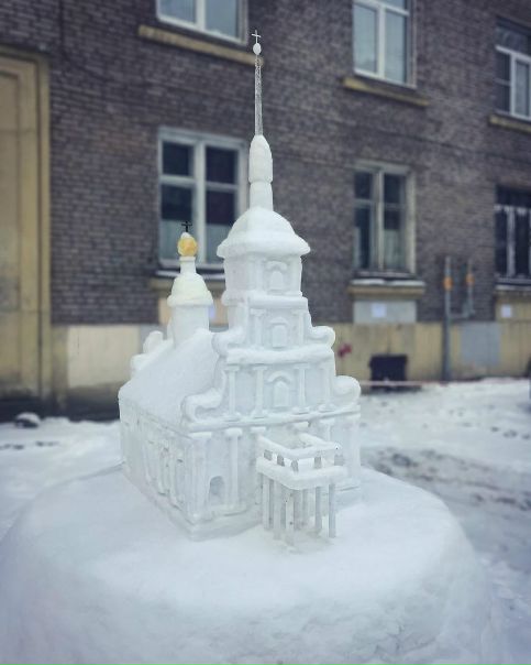 В своём аккаунте в Instagram сотрудники Музея истории Санкт-Петербурга поделились чудесным снимком снежной копии Петропавловского собора, которую в одном из дворов на Чёрной речке соорудил петербургский пенсионер. <br><br>Как рассказали музейщики, снежные скульптуры он возводит каждый год. Обычно это копии достопримечательностей Петербурга, Так, в прошлом году во дворе на Чёрной речке появился снежный Исаакиевский собор и яйцо Фаберже. Вылепить доминанту Петропавловской крепости же петербуржец решил после посещения фортификации — «вдохновился — и вот результат». <br><br>Мужчина рассказывает, что раньше был водителем, а теперь на пенсии занимается творчеством. Кстати, работает он по памяти без изображения, все архитектурные детали запоминает на экскурсии. - фото Фото: В своём аккаунте в Instagram сотрудники Музея истории Санкт-Петербурга поделились чудесным снимком снежной копии Петропавловского собора, которую в одном из дворов на Чёрной речке соорудил петербургский пенсионер. <br><br>Как рассказали музейщики, снежные скульптуры он возводит каждый год. Обычно это копии достопримечательностей Петербурга, Так, в прошлом году во дворе на Чёрной речке появился снежный Исаакиевский собор и яйцо Фаберже. Вылепить доминанту Петропавловской крепости же петербуржец решил после посещения фортификации — «вдохновился — и вот результат». <br><br>Мужчина рассказывает, что раньше был водителем, а теперь на пенсии занимается творчеством. Кстати, работает он по памяти без изображения, все архитектурные детали запоминает на экскурсии.