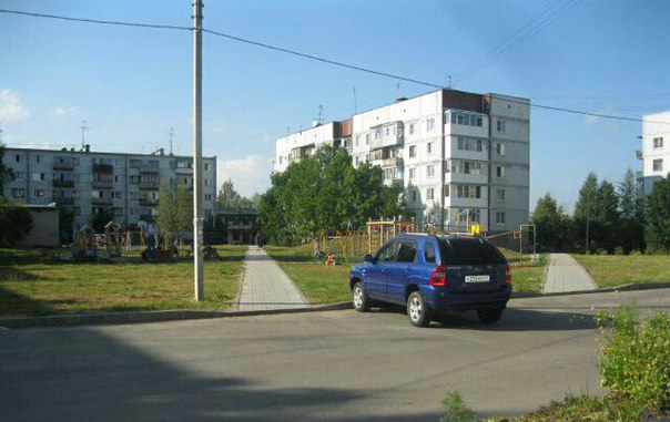 ПРОДАМ КВАРТИРУ <br>или размен на меньшую с доплатой с вашей стороны. <br>4-к квартира 80 м <br>Ленинградская область <br>г.Тосно,ул.Песочная,40 <br>на 1 этаже 5-этажного панельного дома <br>Первый этаж,но.высокий фундамент <br>Косметический ремонт.Квартира теплая.светлая. <br>Да,что хвалить.смотреть надо. <br>Удобная для семьи с детьми. <br>Дом находиться во дворе,точнее нет рядом движения ,как на проспекте.Тихий,уютный район для проживания. <br>Соседи спокойные.хорошие. <br> <br>Есть парковка для авто. <br>Есть детская площадка,для прогулок с малышами. <br>Можно и на тренажерах позаниматься.Установлены во дворе. <br>Пол паркет.На кухне -линолиум. В квартире у нас всё натуральное.и в квартире легко дышится. <br>Звоните,мы любезно ответим. <br>89062569956 <br>фото в личку - фото Фото: ПРОДАМ КВАРТИРУ <br>или размен на меньшую с доплатой с вашей стороны. <br>4-к квартира 80 м <br>Ленинградская область <br>г.Тосно,ул.Песочная,40 <br>на 1 этаже 5-этажного панельного дома <br>Первый этаж,но.высокий фундамент <br>Косметический ремонт.Квартира теплая.светлая. <br>Да,что хвалить.смотреть надо. <br>Удобная для семьи с детьми. <br>Дом находиться во дворе,точнее нет рядом движения ,как на проспекте.Тихий,уютный район для проживания. <br>Соседи спокойные.хорошие. <br> <br>Есть парковка для авто. <br>Есть детская площадка,для прогулок с малышами. <br>Можно и на тренажерах позаниматься.Установлены во дворе. <br>Пол паркет.На кухне -линолиум. В квартире у нас всё натуральное.и в квартире легко дышится. <br>Звоните,мы любезно ответим. <br>89062569956 <br>фото в личку
