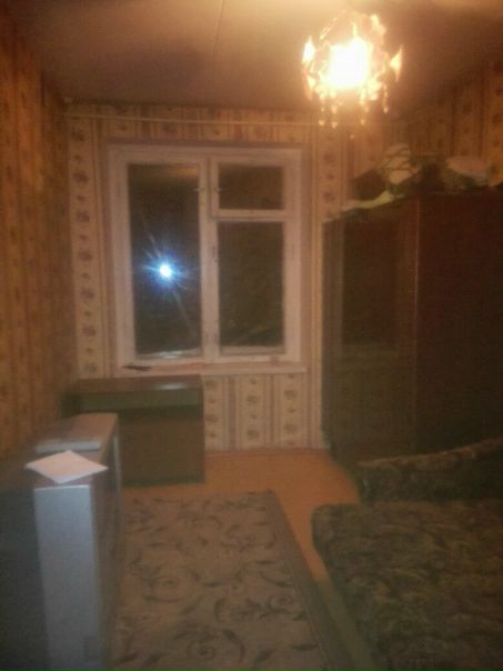 Сдается изолированная комната для одного человека в субаренду в 2к-квартире, в соседней комнате проживают 2 девушки и кошка, соответственно ищем девушку! Ремонт времён СССР. Площадь комнаты примерно 9м2, 5 этаж 5 этажного дома, до метро Щелковской 10-15 минут пешком или 4 остановки общественным транспортом 5-10 минут. <br>Оплата 13т.р. +залог 6.5т.р.(возвращается при съезде) в зависимости от квитанции, счётчика на воду нет, оплачивается только эл-во. <br>В комнате - диван, шкаф, TV, встроенный шкаф и комод. Санузел раздельный, новая акриловая ванная, стиральная машина, микроволновка, интернет Wi-Fi. В квартире курят (для кого это имеет решающее значение)! Срочно!<br> Гусева - фото Фото: Сдается изолированная комната для одного человека в субаренду в 2к-квартире, в соседней комнате проживают 2 девушки и кошка, соответственно ищем девушку! Ремонт времён СССР. Площадь комнаты примерно 9м2, 5 этаж 5 этажного дома, до метро Щелковской 10-15 минут пешком или 4 остановки общественным транспортом 5-10 минут. <br>Оплата 13т.р. +залог 6.5т.р.(возвращается при съезде) в зависимости от квитанции, счётчика на воду нет, оплачивается только эл-во. <br>В комнате - диван, шкаф, TV, встроенный шкаф и комод. Санузел раздельный, новая акриловая ванная, стиральная машина, микроволновка, интернет Wi-Fi. В квартире курят (для кого это имеет решающее значение)! Срочно!<br> Гусева