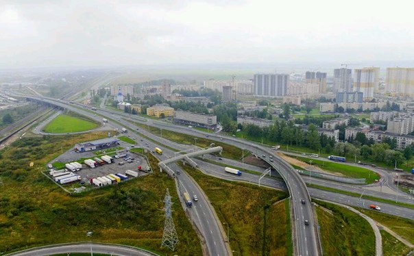 Фото: Поселок Шушары расположен в Пушкинском районе. Он имеет давнюю историю, не менее давнее происхождение и не совсем привычное для уха название. Причем ученые до сих пор не определились, какой же вариант происхождения слова более правильный.<br>     Одна из версий заключается в том, что слово происходит от финского «Сус-Саари», что переводится как «Болотистый островок».<br>     Другая версия связана с древней географией. Миллионы лет назад территория, где расположены сейчас Шушары, была покрыта льдом. Потом ледник постепенно начал отступать, оставляя за собой ямы и наскребы. На месте Шушар после ледника сначала было озеро, которое превратилось в болото, а потом и вовсе ушло под землю. Так как происходило это медленно, в названии поселка нашли отражение все составляющие, которые пришли из тюркского языка: «шу» – вода, «шар» – земля.<br>      Дословно это можно перевести как «союз земли и воды».
