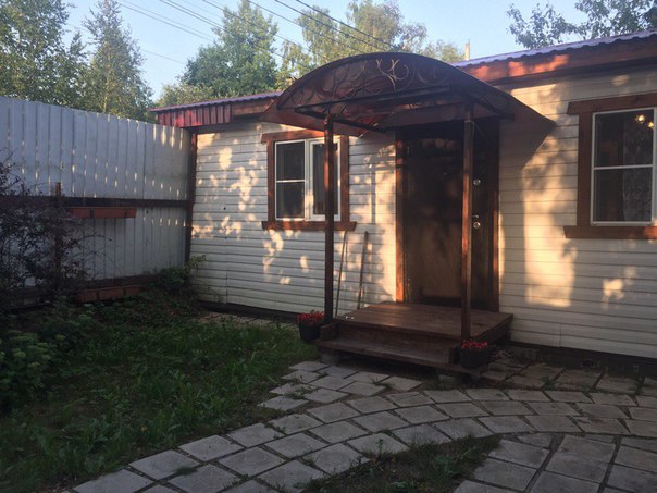 Фото: Сдается дом, аналог однокомнатной квартиры, в Красногорске на длительный срок. Дом в 10 минутах неспешной ходьбы от ж/д станции Опалиха Рижского направления. В доме две комнаты: одна полностью изолированная, с просторной гардеробной, вторая комната совмещенная с кухней. Санузел совместный. Много мест для хранения вещей. Вся необходимая мебель, газовое отопление, центральная канализация. Спутниковое ТВ, Wi-Fi. <br>Дом расположен на небольшом участке, полностью изолированном от соседей. Есть своя парковка для автомобиля. В пешей доступности школа, детский сад, продуктовые магазины.<br>Неподалеку от дома, так же, автобусная остановка 833 автобуса, на котором можно добраться до Красногорска. <br>Арендная плата: 26 000 + коммунальные платежи.<br>Телефон для связи: 89166876393 Татьяна