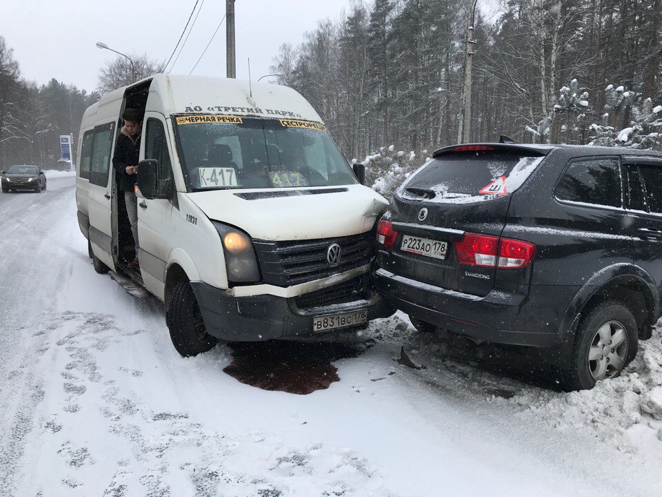 Маршрутка забодала иномарку на Приморском шоссе