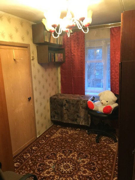 Сдам комнату в двухкомнатной квартире для одного человека за 13.000 рублей, 20-26 лет. (без залога и комиссии)<br>Комната не проходная, вход через зал где живет молодая пара и любвеобильный кот Ричи. <br>В комнате имеется раскладной диван, 2 шкафа, стол, розетка рядом с кроватью. <br>В квартире совмещённый санузел, просторная кухня, прихожая, кладовка, балкон с видом на двор. Так же имеется стиральная машинка, плита, электрочайник и холодильник. <br>В районе имеется такие магазины как: Магнит, Пятёрочка, Перекрёсток; фитнес клуб Территория фитнеса.<br>Рядом с домом есть 4 частных магазина и две аптеки. 3 минуты до остановки, на автобусе до метро Пражская 15 минут, до платформы Покровская 10 минут. 10 минут пешком до платформы Бирюлёво-товарная . <br>Если есть вопросы пишите, звоните, все расскажем и покажем.<br>+7-926-872-00-21<br> - фото Фото: Сдам комнату в двухкомнатной квартире для одного человека за 13.000 рублей, 20-26 лет. (без залога и комиссии)<br>Комната не проходная, вход через зал где живет молодая пара и любвеобильный кот Ричи. <br>В комнате имеется раскладной диван, 2 шкафа, стол, розетка рядом с кроватью. <br>В квартире совмещённый санузел, просторная кухня, прихожая, кладовка, балкон с видом на двор. Так же имеется стиральная машинка, плита, электрочайник и холодильник. <br>В районе имеется такие магазины как: Магнит, Пятёрочка, Перекрёсток; фитнес клуб Территория фитнеса.<br>Рядом с домом есть 4 частных магазина и две аптеки. 3 минуты до остановки, на автобусе до метро Пражская 15 минут, до платформы Покровская 10 минут. 10 минут пешком до платформы Бирюлёво-товарная . <br>Если есть вопросы пишите, звоните, все расскажем и покажем.<br>+7-926-872-00-21<br>