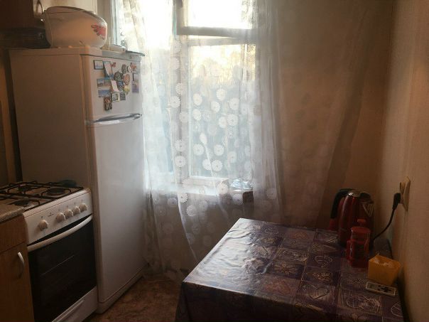 Фото: Комната. М. Проспект Вернадского<br>С 1-2 июля сдается изолированная комната в двухкомнатной квартире, в шаговой доступности от метро (12-15 минут пешком), можно на автобусе. Квартира находится на 5 этаже 5-ти этажного дома (без лифта!). В комнате два шкафа и кровать. В квартире холодильник, стиральная машинка автомат, кухонная мебель. Ремонт старый, но чисто (см фото). Район зеленый, тихий, практически всегда есть парковочное место рядом с домом. В соседнем доме круглосуточный магазин Пятерочка.<br>Во второй комнате проживаю я, девушка 30 лет, тоже арендую, работаю на пятидневке, дружелюбна, бесконфликтна, люблю чистоту. Могу поговорить за чашечкой чая, но сама не лезу с неудобными вопросами. Без в/п, есть кошка, стерилизована, не метит, в квартире кошкой не пахнет. Поэтому будьте внимательны если у вас аллергия или вы не любите животных.<br>Комната сдается на длительный срок, для одной девушки, желательно такого же возраста. В соседке должны быть такие качества, как чистоплотность, платежеспособность, дружелюбность и позитивность J , уважение чужого пространства. В квартире не курить, все тусовки вне квартиры.<br>Цена – 16 000 + свет, вода, интернет (по счетчикам), обычно выходит не больше 1500 на человека. Без комиссии, с депозитом (можно разбить). Остальные вопросы в личку или по телефону 963-756-01-55<br> Абрикосова