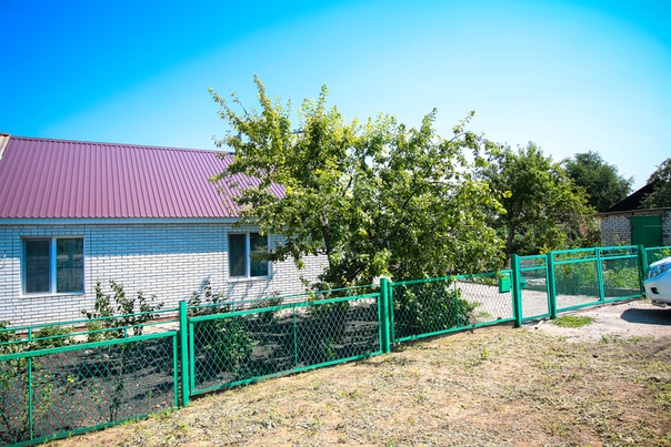 Продается дом от собственника в Саратовской области, Ртищевский район, с. Шило-Голицыно. Просторный, светлый, теплый дом после кап. ремонта. Новые трубы, проводка, пластиковые окна. Дом состоит из прихожей, гостиной с каминном, зала, 2-х комнат, кухни со встроенной мебелью и ванной комнаты с туалетом. В доме регулируемое отопление (новый немецкий котел), электричество, горячая и холодная вода, к дому подведен газ - всё в отличном состоянии. Полностью заменена крыша, новая кровля. На территории дома - сад, огород, большой двор, гараж и большая новая постройка с большим погребом. Постройку можно использовать под баню, летнюю кухню, летний домик или сарай. Имеется большая сливная яма. Территория дома огорожена со всех сторон.<br>Недалеко от дома администрация, детский сад, школа 11 классов, библиотека, магазин, дом культуры. Каждые 3 часа в город Ртищево, который является районным, и находится в 7 км от села, ходит автобус. До областного г.Саратова с г. Ртищево регулярно через село ходят автобусы. С г. Ртищево ходят электрички и поезда. Дом очень тёплый, коммунальные платежи маленькие. Также рядом река Изнаир, Хопер.<br><br>Цена 2000000 рублей. Возможен торг.<br><br>+79020427500 Игорь - мой отец. - фото Фото: Продается дом от собственника в Саратовской области, Ртищевский район, с. Шило-Голицыно. Просторный, светлый, теплый дом после кап. ремонта. Новые трубы, проводка, пластиковые окна. Дом состоит из прихожей, гостиной с каминном, зала, 2-х комнат, кухни со встроенной мебелью и ванной комнаты с туалетом. В доме регулируемое отопление (новый немецкий котел), электричество, горячая и холодная вода, к дому подведен газ - всё в отличном состоянии. Полностью заменена крыша, новая кровля. На территории дома - сад, огород, большой двор, гараж и большая новая постройка с большим погребом. Постройку можно использовать под баню, летнюю кухню, летний домик или сарай. Имеется большая сливная яма. Территория дома огорожена со всех сторон.<br>Недалеко от дома администрация, детский сад, школа 11 классов, библиотека, магазин, дом культуры. Каждые 3 часа в город Ртищево, который является районным, и находится в 7 км от села, ходит автобус. До областного г.Саратова с г. Ртищево регулярно через село ходят автобусы. С г. Ртищево ходят электрички и поезда. Дом очень тёплый, коммунальные платежи маленькие. Также рядом река Изнаир, Хопер.<br><br>Цена 2000000 рублей. Возможен торг.<br><br>+79020427500 Игорь - мой отец.
