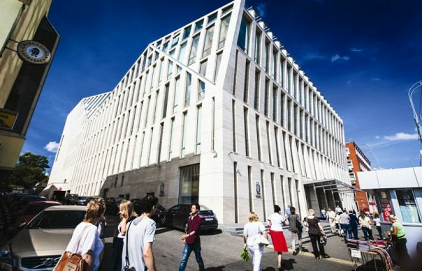 Изолированная комната в 3-ке в центре Москвы для девушки <br>Заезд 14 апреля (суббота) <br>МЕТРО: 6 минут от метро Цветной Бульвар, Сретенская <br>ЦЕНА: 19 000 в месяц +ку по счетчикам и интернет (не больше 600 рублей). <br>ДЕПОЗИТ: 19 000 (можно разбить) <br>ЭТАЖ: 8 <br>МЕБЕЛЬ: В комнате небольшой диван, вместительный шкаф, комод, прикроватные тумбы, телевизор. Я сама покупала двуспальную кровать (за нее 5 000 рублей), зеркало и столик (подарю вам) <br>БЫТОВАЯ ТЕХНИКА: холодильник, телевизор, стиральная машина, микроволновка, чайник, гладильная доска, сушилка, посуда. <br>КОНТАКТЫ: +7 999 872 49 90, Мария <br> <br>Все комнаты в квартире изолированы, туалет с ванной раздельные. Живут девочки, не студентки.Комиссия за риелтора 8 тыс рублей, отдавала эти деньги при заезде. Хозяйка - замечательная женщина, видимся с ней только в расчётный день, заключает договор. Пишите мне смс, в WhatsApp или телеграмм, отвечу на все вопросы, вышлю фото. - фото Фото: Изолированная комната в 3-ке в центре Москвы для девушки <br>Заезд 14 апреля (суббота) <br>МЕТРО: 6 минут от метро Цветной Бульвар, Сретенская <br>ЦЕНА: 19 000 в месяц +ку по счетчикам и интернет (не больше 600 рублей). <br>ДЕПОЗИТ: 19 000 (можно разбить) <br>ЭТАЖ: 8 <br>МЕБЕЛЬ: В комнате небольшой диван, вместительный шкаф, комод, прикроватные тумбы, телевизор. Я сама покупала двуспальную кровать (за нее 5 000 рублей), зеркало и столик (подарю вам) <br>БЫТОВАЯ ТЕХНИКА: холодильник, телевизор, стиральная машина, микроволновка, чайник, гладильная доска, сушилка, посуда. <br>КОНТАКТЫ: +7 999 872 49 90, Мария <br> <br>Все комнаты в квартире изолированы, туалет с ванной раздельные. Живут девочки, не студентки.Комиссия за риелтора 8 тыс рублей, отдавала эти деньги при заезде. Хозяйка - замечательная женщина, видимся с ней только в расчётный день, заключает договор. Пишите мне смс, в WhatsApp или телеграмм, отвечу на все вопросы, вышлю фото.