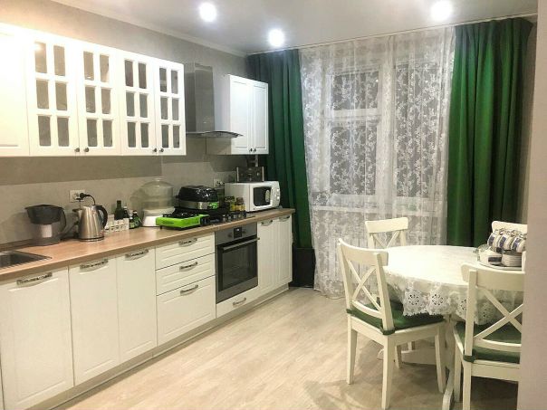 Однушка у м.Шаболовская, Донская, 28<br>Кухня с фотообоями и хорошим гарнитуром с техникой. В комнате стоит кровать, диван, шкаф, стеллаж и телевизор с кабельными каналами.<br>В квартире можно проживать до трёх человек.<br>Есть своё парковочное место, до метро минуты 3 пешком.<br>Аренда 29.000 рублей плюс свет и вода<br>8-929-112-72-94 - фото Фото: Однушка у м.Шаболовская, Донская, 28<br>Кухня с фотообоями и хорошим гарнитуром с техникой. В комнате стоит кровать, диван, шкаф, стеллаж и телевизор с кабельными каналами.<br>В квартире можно проживать до трёх человек.<br>Есть своё парковочное место, до метро минуты 3 пешком.<br>Аренда 29.000 рублей плюс свет и вода<br>8-929-112-72-94
