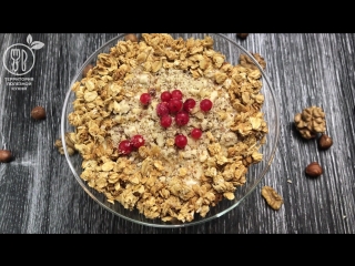 Греческий йогурт с банановым пюре, гранолой и орехами