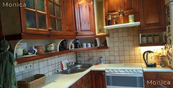 Фото: Сдается трехкомнатная квартира 76,6 кв.м. Квартира в тёплом кирпичном доме, просторная, меблированная, комнаты полностью изолированные, санузел раздельный. Имеется необходимая мебель, бытовая техника, стеклопакеты, на кухне полы с подогревом, газ, домофон, чистый подъезд на 8 квартир. <br>Возможно предоставление в пользование гаража во дворе.<br>Район с развитой инфраструктурой - во дворе оборудованная детская площадка, в шаговой доступности детские сады, школа, магазины.<br>Транспортная доступность - от метро 
