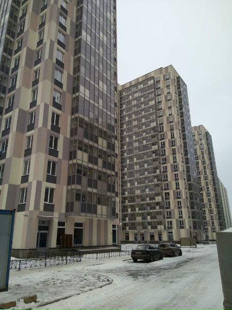 Кудрово. Столичная ул., 11к1<br><br>Продается видовая «евродвушка» общей площадью 39,15 м кв. в ЖК «Вернисаж» дом №7 (корпус 1). Кухня-гостиная 17,06 м кв., комната 10,03 м кв., застекленный балкон 4,32 м кв. Квартира сдается под чистовую отделку. Все строительные работы закончены. Начинается передача ключей.<br>Сделка по переуступке (оформляется трехстороннее соглашение у Застройщика «ПолисГрупп») . Переуступка возможна с использованием материнского капитала и (или) ипотеки.<br>3 200 000 руб. - фото Фото: Кудрово. Столичная ул., 11к1<br><br>Продается видовая «евродвушка» общей площадью 39,15 м кв. в ЖК «Вернисаж» дом №7 (корпус 1). Кухня-гостиная 17,06 м кв., комната 10,03 м кв., застекленный балкон 4,32 м кв. Квартира сдается под чистовую отделку. Все строительные работы закончены. Начинается передача ключей.<br>Сделка по переуступке (оформляется трехстороннее соглашение у Застройщика «ПолисГрупп») . Переуступка возможна с использованием материнского капитала и (или) ипотеки.<br>3 200 000 руб.
