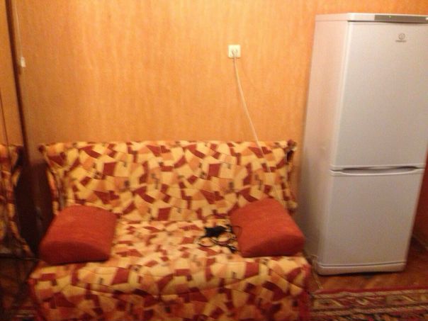 Фото: СРОЧНО!!! Сдается 2х комнатная квартира на длительный срок. Квартира в вухэтажном кирпичном доме на втором этаже. Есть балкон застекленный. Предпочительно семейной паре, можно с детьми, без животных. Славяне. В квартире имеется вся мебель для комфортного проживания. Есть телевизор, стиральная машинка, холодильник, WiFi. Рядом с домом парковка. За доп.плату есть гараж. Рядом магазины, садики, школы. До остановки электрички 10 мин пешком или 5 минут на транспорте. Станция 