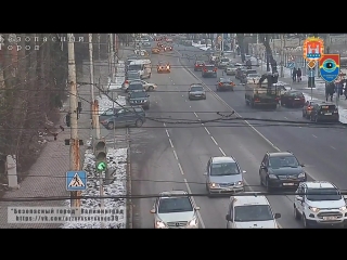 Манипулятор протаранил припаркованные автомобили