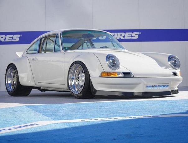 Одним из самых интересных проектов тюнинг-шоу SEMA 2018 стал Porsche 911 1977 года с электродвигателем от Tesla, широченным боди-китом Rauh-Welt Begriff (RWB) и шинами Toyo Tires. 