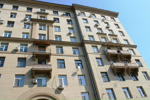 Большой Матросский переулок, д.1 Без комиссии! На длительный срок сдается чистая просторная квартира в фасадном сталинском доме на набережной реки Яуза! 10 минут пешком от м.Электрозаводская или 15 мин от м. Сокольники. 4 этаж 12 этажного кирпичного дома. Общая площадь 55 кв.м. Раздельные комнаты 21.5 и 12 кв.м. раздельный сан.узел. Есть необходимая техника и мебель для комфортного проживания. Подведена линия интернет. Балкона нет. Можно с детьми. Гражданам РФ.<br>Цена 41 тыс руб. в месяц. Свет и вода по счетчикам отдельно .Депозит есть. Комиссии нет. Телефон для связи. 8-916-8837816<br> Руденко - фото Фото: Большой Матросский переулок, д.1 Без комиссии! На длительный срок сдается чистая просторная квартира в фасадном сталинском доме на набережной реки Яуза! 10 минут пешком от м.Электрозаводская или 15 мин от м. Сокольники. 4 этаж 12 этажного кирпичного дома. Общая площадь 55 кв.м. Раздельные комнаты 21.5 и 12 кв.м. раздельный сан.узел. Есть необходимая техника и мебель для комфортного проживания. Подведена линия интернет. Балкона нет. Можно с детьми. Гражданам РФ.<br>Цена 41 тыс руб. в месяц. Свет и вода по счетчикам отдельно .Депозит есть. Комиссии нет. Телефон для связи. 8-916-8837816<br> Руденко