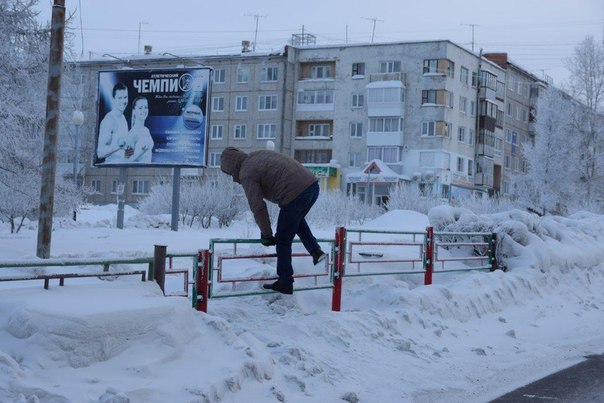 Новые металлические ограждения по обочинам дорог