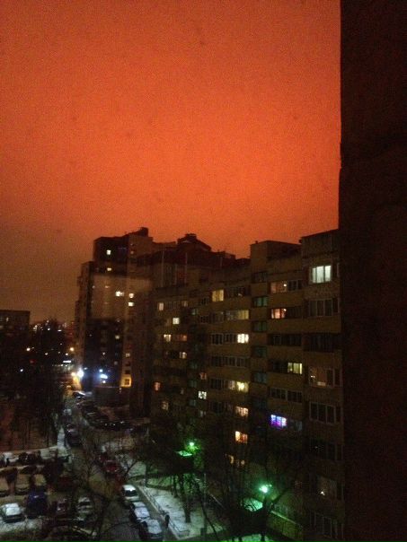 Фото: Жители Приморского района наблюдают красное небо<br><br>Загадочное явление наблюдают жители севера Петербурга вечером 12 января. Красное небо горожане заметили в районе Удельного парка. <br><br>Несколько фотографий прислали читатели в редакцию «Фонтанки» около десяти вечера. Красно-розовое небо очевидцы наблюдали с Фермского шоссе, Коломяжского проспекта и других адресов в районе станций метро «Пионерская» и «Удельная». Объяснить природу загадочного явления в районной администрации не смогли, никаких чрезвычайных происшествий там на этот момент не зафиксировано. Более того, красное небо заметно над Удельным парком, где вообще практически отсутствует освещение. В соцсети