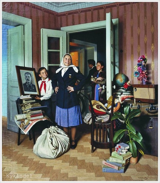 СОВЕТСКИЙ ПЕРЕЕЗД:) обязательные атрибуты : книги, глобус, радио...чемоданы....фикус....и конечно портрет Сталина....