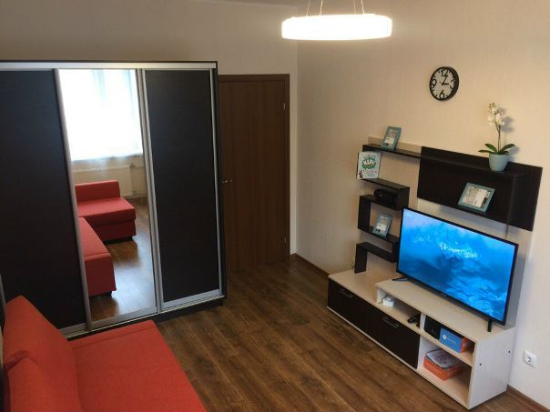Сдаётся 1к квартира в г. Люберцы по адресу: ул Вертолётная, 24. <br>Стоимость: 25000 руб + вода и свет. Без комиссии. Залог 100%. <br>По всем вопросам обращайтесь к собственнику - Горягин. <br>В квартире выполнен качественный и продуманный ремонт, удобный для жизни. <br>I. Кухня: посудомоечная машина, индукционная варочная панель, духовой шкаф, вытяжка (подключена в систему вентиляции), холодильник индезит, микроволновка. Установлен фильтр очистки холодной проточной воды. <br>II. Ванная комната: просторная душевая кабина. Зеркало и умывальник со встроенными шкафчиками, cтиральная машина, система хранения. <br>III. Гардероб: отделен от коридора зеркальными дверьми-купе до потолка. Система хранения в гардеробной комнате Альгот из Икеа позволяет регулировать полки по высоте без инструмента. <br>IV. Комната: удобный угловой диван-кровать (Икеа). Шторы не пропускают свет. Шкаф для повседневных вещей и тумба с телевизором 42 дюйма (107 см). <br>V. Балкон: балкон просторный (275х120), застекленный и утепленный, все межрамные швы заделаны монтажной пеной. На потолке установлена большая сушилка для постельного и другого крупного белья. <br>VI. Другое: в этом году планируется открытие метро Некрасовка. На территории ЖК функционирует детский сад и школа. Рядом с домом есть остановка. Все освещение в квартире светодиодное (экономия на электричестве гарантирована). - фото Фото: Сдаётся 1к квартира в г. Люберцы по адресу: ул Вертолётная, 24. <br>Стоимость: 25000 руб + вода и свет. Без комиссии. Залог 100%. <br>По всем вопросам обращайтесь к собственнику - Горягин. <br>В квартире выполнен качественный и продуманный ремонт, удобный для жизни. <br>I. Кухня: посудомоечная машина, индукционная варочная панель, духовой шкаф, вытяжка (подключена в систему вентиляции), холодильник индезит, микроволновка. Установлен фильтр очистки холодной проточной воды. <br>II. Ванная комната: просторная душевая кабина. Зеркало и умывальник со встроенными шкафчиками, cтиральная машина, система хранения. <br>III. Гардероб: отделен от коридора зеркальными дверьми-купе до потолка. Система хранения в гардеробной комнате Альгот из Икеа позволяет регулировать полки по высоте без инструмента. <br>IV. Комната: удобный угловой диван-кровать (Икеа). Шторы не пропускают свет. Шкаф для повседневных вещей и тумба с телевизором 42 дюйма (107 см). <br>V. Балкон: балкон просторный (275х120), застекленный и утепленный, все межрамные швы заделаны монтажной пеной. На потолке установлена большая сушилка для постельного и другого крупного белья. <br>VI. Другое: в этом году планируется открытие метро Некрасовка. На территории ЖК функционирует детский сад и школа. Рядом с домом есть остановка. Все освещение в квартире светодиодное (экономия на электричестве гарантирована).