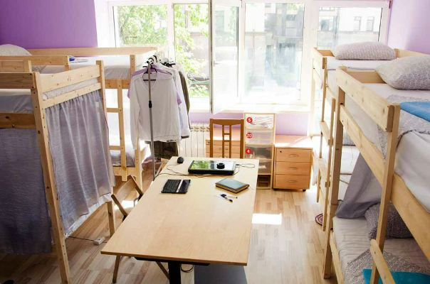 Сеть хостелов“Tvoyhostel” – от 10000 руб. в месяц! <br><br>Хостелы “Tvoyhostel” расположены в самом центре Москвы, на ваш выбор можно остановиться у метро: <br><br>-Смоленская (1 мин) (15000 в месяц за место в 6-местном ЖЕНСКОМ номере) <br>-Достоевская (5 мин) (10000 в месяц за место в общем номере, 15000 - за место в номере повышенной комфортности в стиле лофт) <br><br>К услугам гостей: <br>-Постельное белье и полотенца <br>-WI-FI <br>-Ежедневная уборка <br>-Хороший ремонт<br>-Стиральная машинка <br>-Микроволновка/мультиварка<br>-Чай и печеньки, каши по утрам <br>-Кухня со всеми необходимыми принадлежностями <br>-Фен для волос <br>-Утюг и гладильная доска <br>-Есть женские, мужские и смешные номера <br><br>В наших хостелах чисто и очень уютно! Атмосфера очень дружелюбная. <br>Возможны гибкие условия оплаты .<br>Будем рады вам! Звоните, все обсудим. <br>Контактный телефон: <br>+7 (962) 963-78-78 Владислав - фото Фото: Сеть хостелов“Tvoyhostel” – от 10000 руб. в месяц! <br><br>Хостелы “Tvoyhostel” расположены в самом центре Москвы, на ваш выбор можно остановиться у метро: <br><br>-Смоленская (1 мин) (15000 в месяц за место в 6-местном ЖЕНСКОМ номере) <br>-Достоевская (5 мин) (10000 в месяц за место в общем номере, 15000 - за место в номере повышенной комфортности в стиле лофт) <br><br>К услугам гостей: <br>-Постельное белье и полотенца <br>-WI-FI <br>-Ежедневная уборка <br>-Хороший ремонт<br>-Стиральная машинка <br>-Микроволновка/мультиварка<br>-Чай и печеньки, каши по утрам <br>-Кухня со всеми необходимыми принадлежностями <br>-Фен для волос <br>-Утюг и гладильная доска <br>-Есть женские, мужские и смешные номера <br><br>В наших хостелах чисто и очень уютно! Атмосфера очень дружелюбная. <br>Возможны гибкие условия оплаты .<br>Будем рады вам! Звоните, все обсудим. <br>Контактный телефон: <br>+7 (962) 963-78-78 Владислав