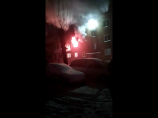 Горят квартиры после взрыва на ул. 5-я Кордная в Омске (12.01.2018)
