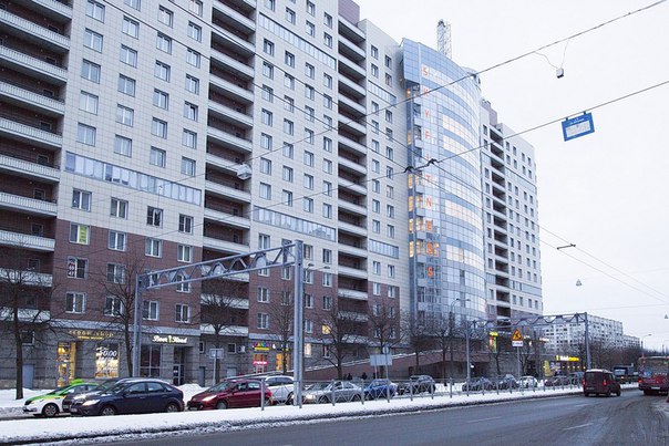 Фото: г. Санкт-Петербург<br><br>Нахимова ул., 20<br><br>Продажа помещения на 1-м этаже жилого 26 этажного дома. Отдельный вход, стеклянный фасад, вывеска согласована. В помещении работает 6 лет салон красоты с действующей лицензией. Кабинет косметолога, кабинет маникюр/педикюр, место парикмахера, солярий. В цену входит все оборудование и лицензия.<br>10 200 000 руб.