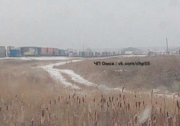 На трассе Омск – Тюмень из-за влетевшей в отбойник фуры образовалась 9-километровая пробка – ФОТО