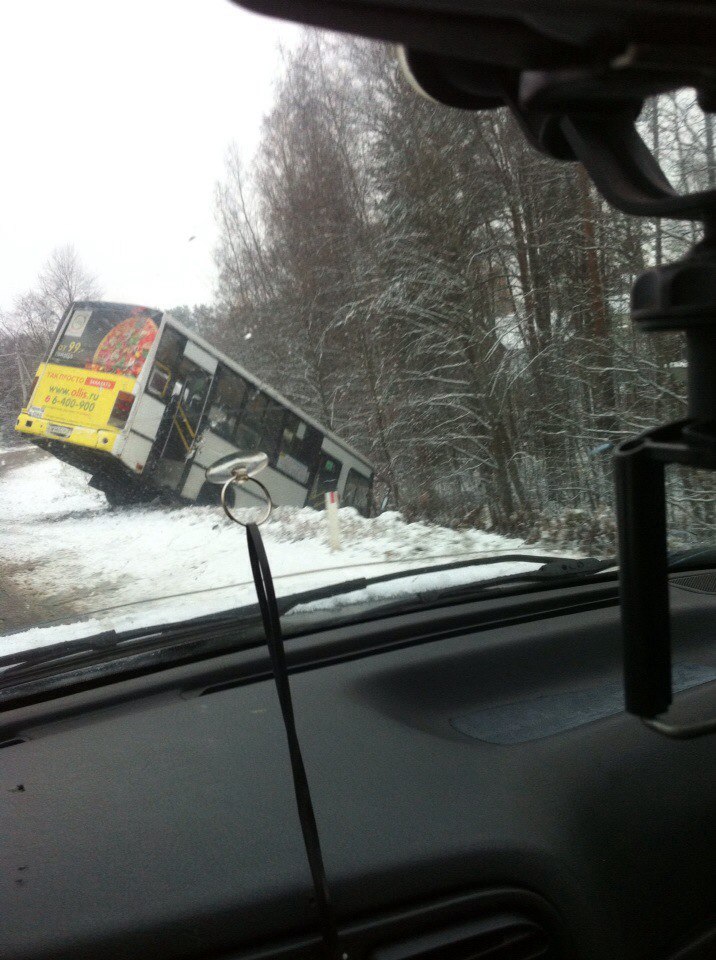В лобовом ДТП с маршруткой во Всеволожском районе погиб один человек