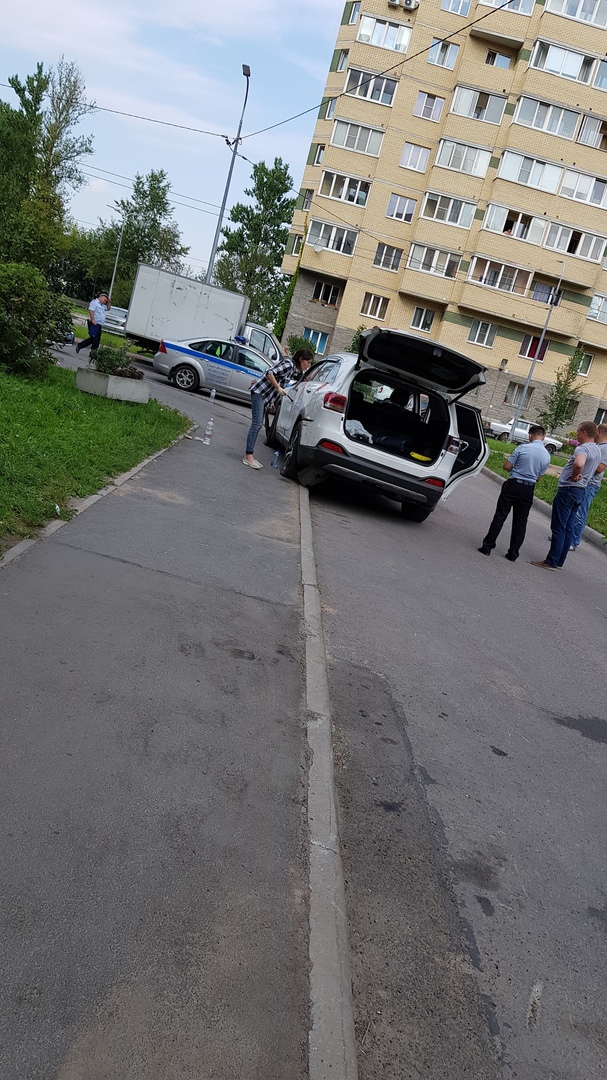 В Петербурге на КАД полицейские стреляли по автомобилю, пытаясь остановить белую иномарку В Петербурге на КАД полицейские стреляли по автомобилю, пытаясь остановить белую иномарку