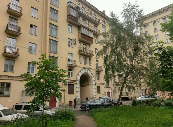 Адрес: Санкт-Петербург адм.ц., Кировский<br>Стачек пр., 77<br>Метро: Автово (пеш 5м) 150 м.<br>Кол-во комнат: 1 (4)<br>Тип сделки: Прямая продажа<br>Цена:<br>Цена 1 900 000 руб. ипотека<br>Собственность: Частная<br>Планировка: Изолированная<br>Общая пл. всей квартиры: 116,90 м2<br>Жилая пл.<br>продаваемой комнаты: 22.00 м2<br>Пл. продаваемой<br>комнаты (комнат): 22 м2<br>Кухня: 10,5 м2<br>Прихожая: <br>Коридор: 11.5 м2<br>Здание: Кирпичный; Сталинский (г.п. 1953; )<br>Этаж: этаж 6/6; потолок 3.20 м.; лифт<br>Телефон: Есть<br>Санузел: Раздельный<br>Балкон: Нет<br>Пол: Паркет<br>Ремонт: Произведен<br>Ванна: Отдельная<br>Гор.вода: Теплоцентр<br>Мусоропровод: <br>Вход: Со двора<br>Вид из окон: Зеленый двор<br>Плита: газовая<br>Примечание<br><br>Комната 22 кв.м. в малонаселенной квартире, комната с двумя окнами, со своим коридорчиком, поделенная на две по 11 кв.м. ( при желании перегородку можно снести), установлены стеклопакеты, сделан косметический ремонт. Комната теплая,светлая, тихая. В комнате две тахты, стенка, стол, есть свой холодильник, стир.машинка. Дом находится прямо напротив метро Автово. В доме установлен новый лифт. Соседей трое- женщина в возрасте и пара средних лет (занимат две комнаты). Комната взята в ипотеку в банке Дельта- кредит. - фото Фото: Адрес: Санкт-Петербург адм.ц., Кировский<br>Стачек пр., 77<br>Метро: Автово (пеш 5м) 150 м.<br>Кол-во комнат: 1 (4)<br>Тип сделки: Прямая продажа<br>Цена:<br>Цена 1 900 000 руб. ипотека<br>Собственность: Частная<br>Планировка: Изолированная<br>Общая пл. всей квартиры: 116,90 м2<br>Жилая пл.<br>продаваемой комнаты: 22.00 м2<br>Пл. продаваемой<br>комнаты (комнат): 22 м2<br>Кухня: 10,5 м2<br>Прихожая: <br>Коридор: 11.5 м2<br>Здание: Кирпичный; Сталинский (г.п. 1953; )<br>Этаж: этаж 6/6; потолок 3.20 м.; лифт<br>Телефон: Есть<br>Санузел: Раздельный<br>Балкон: Нет<br>Пол: Паркет<br>Ремонт: Произведен<br>Ванна: Отдельная<br>Гор.вода: Теплоцентр<br>Мусоропровод: <br>Вход: Со двора<br>Вид из окон: Зеленый двор<br>Плита: газовая<br>Примечание<br><br>Комната 22 кв.м. в малонаселенной квартире, комната с двумя окнами, со своим коридорчиком, поделенная на две по 11 кв.м. ( при желании перегородку можно снести), установлены стеклопакеты, сделан косметический ремонт. Комната теплая,светлая, тихая. В комнате две тахты, стенка, стол, есть свой холодильник, стир.машинка. Дом находится прямо напротив метро Автово. В доме установлен новый лифт. Соседей трое- женщина в возрасте и пара средних лет (занимат две комнаты). Комната взята в ипотеку в банке Дельта- кредит.