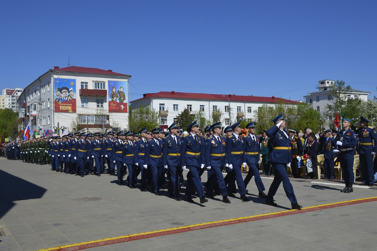 >
<p>Со сцены чествовали ветеранов глава Солнечногорского района Андрей
Чураков, депутаты Московской областной Думы Сергей Юдаков, Александр
Волнушкин, Михаил Борушков,<span> председатель Совета депутатов
Солнечногорского района Наталья Никитина, председатель Совета ветеранов
Солнечногорского района Николай Сотниченко, глава городского поселения
Солнечногорск Марина Веремеенко, заместитель начальника Солнечногорского
гарнизона Андрей Ревенков, благочиний церквей Солнечногорского района
протоиерей Антоний Тирков.<br>
<br>
«Дорогие ветераны! Ваш подвиг является
для нас примером мужества, стойкости и любви к своему отечеству. Желаю
Вам как можно дольше оставаться в строю вместе с нами. Вы нам нужны. Вы
являетесь наглядным примером того героизма, который проявил наш народ в
годы Великой Отечественной войны. Желаю всем здоровья, процветания,
благополучия и мирного неба. С праздником! С Днем Победы», - Андрей
Чураков.<br>
<br>
«Несмотря на все испытания, сложности первого периода
войны, лишения и потери, наш народ выстоял, выдержал, выдюжил и победил.
Красная армия освободила не только нашу территорию, но и 12 европейских
государств от фашизма. Подвиг советского солдата будет жить в веках.
Вечная память героям, павшим в боях за отчизну, и вечная слава нашему
народу - народу победителю!» - Сергей Юдаков.<br>
<br>
«Сегодня хочется от
районного Совета ветеранов выразить признательность тем, кто пришел
сюда, на эту площадь, отдать дань глубочайшего уважения и
признательности ветеранам Великой Отечественной войны, тем, кто не щадя
своей жизни погиб, защищая Родину», - Николай Сотниченко.<br>
<br>
Андрей
Ревенков зачитал приказ Министра обороны РФ от 5 мая 2018 года №245,
который гласит: «Уважаемые товарищи! Поздравляю Вас с Днем Победы! Желаю
крепкого здоровья, счастья, добра и мира, успехов в труде и службе на
благо Отечеству!» <br>
<br>
Торжественным парадом, посвященным 73-ей
годовщине Победы в Великой Отечественной войне, командовал заместитель
начальника Солнечногорского местного гарнизона полковник Андрей
Ревенков. <br>
</span></p>
<p><br>
<span><img style=