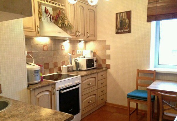 Фото: г. Санкт-Петербург<br>Новосмоленская наб. 1<br>Продается 1 к.кв в отличном состоянии. Общ.пл.- 34 кв.м., комната 16,9 кв.м., кухня-8,3 кв.м. от метро Приморская 5 мин пешком. Прекрасный вид на набережную р. Смоленки. Второй этаж на уровне 3-4 этажа.<br>Тихая квартира. Отличные соседи. Нет проблем с парковкой машины. В квартире полностью заменена электропроводка, трубы с/у, батареи. Поставлены немецкие стеклопакеты, ламинат.<br>В комнате встроенный шкаф-купе. Кухонная бытовая техника(встроенная посудомоечная машина, плита, вытяжка), при необходимости, остаётся новым владельцам. <br>Один взрослый собственник, никто не прописан. <br>Развитая инфраструктура(благоустроенные дворы, садики, школы, 2 бассена в пешей доступности, теннисные корты, стадион и т.д.). <br>Транспортная доступность - выезд на ЗСД, метро Приморская, все виды наземного транспорта,морской пассажирский терминал. <br>Магазины пешей доступности - Пятёрочка, Магнит, Лента, рестораны - 