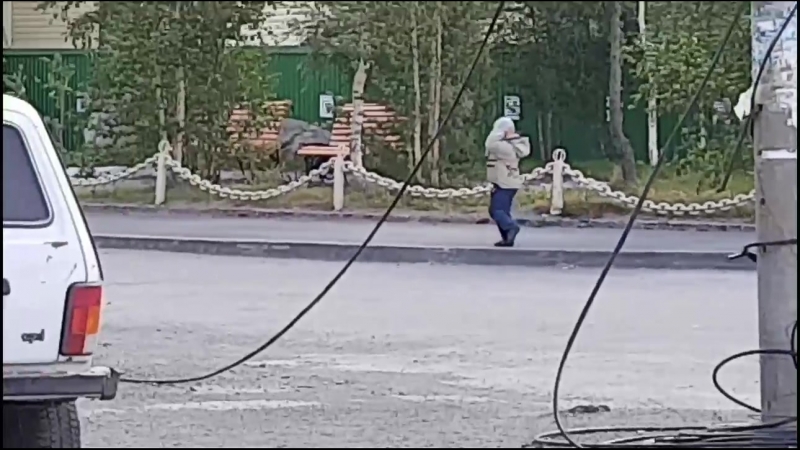 Мальчик в противогазе