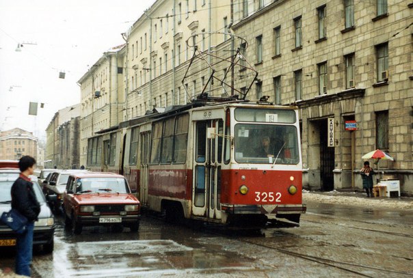 В 90-е в Петербурге. <br>Относительная свобода слова и демократия.<br>А как вы вспоминаете это время: с ужасом или с приятной ностальгией<br> <br>Ностальгия – сожаление или светлая грусть <br>Многим из вас знакомо ощущение ностальгии – смутной тоске и грусти по какому- то старому месту, в котором вам доводилось бывать, по человеку, который по каким-то причинам ушел из вашей жизни, по молодости или по старым временам в целом. Ностальгия вносит неоднозначные чувства в душу, тревожит ее, иногда вызывает сожаление. Плохо ли это Стоит ли бороться с этим состоянием <br>Что такое ностальгия <br>Если перевести это слово буквально с древнегреческого языка, то смысл будет примерно таким – боль и печаль о родине. Но это буквально, если же слово трактовать на современный манер, то мы получим тоску по старым временам, по прошлому, событиям, людям. О плохом мы не грустим никогда. Все ностальгические воспоминания связаны с приятными моментами жизни, которые вы хотели бы пережить снова. <br> <br>Проявляться она может по-разному – в некоторых случаях она носит легкий характер светлой грусти. Такая ностальгия приятна – она напоминает нам о том, какие прекрасные моменты нам удалось пережить. Погружаясь в нее, мы снова чувствуем себя счастливыми, молодыми. <br> <br>В других же случаях, когда в жизни идет все не так, как хотелось, человек погружается в ностальгию, испытывая при этом горькое чувство сожаления. Он думает, почему же он тогда поступил так, а не выбрал другой путь В таком случае ностальгия может привести к нервным расстройствам, бессоннице, полной потере аппетита. <br>Почему появляется ностальгия <br>Легкая грусть по прошлому свойственна практически каждому человеку. Все мы иногда вспоминаем о том, что было раньше. Но под воздействием некоторых причин она может приобрести более выраженную форму. Почему же это происходит <br> <br>1. Наш мозг так устроен, что он пытается обезопасить нас от негативных воспоминаний. Плохих событий в жизни каждого человека предостаточно, но со временем они сначала сглаживаются, затем тускнеют и, наконец, практически стираются из памяти. Светлые же, хорошие стороны жизни остаются. Из-за этого возникает иллюзия, что раньше было гораздо лучше, чем сейчас – были настоящие друзья, хорошая работа, счастливая жизнь, человек, который по-настоящему любил, а не то что «этот». То есть прошлое просто напросто идеализируется, приобретает форму абсолютного счастья, которое, увы, уже не вернуть и так как прежде не будет уже никогда. <br> <br>2. Годы идут, человек взрослеет, обзаводится семьей, хорошей стабильной работой. Он сама серьезность, уверенность, опытность, представительность, но.… Но, вспоминая свою беззаботную юность, когда все казалось таким простым, а взгляды на жизнь были полны наивности, человек начинает тосковать по этим временам, в глубине души мечтая хоть ненадолго стать тем ветреным сорванцом, который не думал ни о будущем, ни о последствиях своих поступков. <br> <br>3. Тяжелые происшествия в жизни – разводы, безработица, болезни и другие проблемы, с которыми приходится сталкиваться людям в зрелом возрасте, постепенно могут убить в нем радость жизни. Не в силах справиться с навалившимися неприятностями, человек зачастую погружается в светлые и прекрасные воспоминания. <br> <br>Наверное, все время от времени испытывают подобные чувства. И в этом нет ничего ужасного – это совершенно нормально. Более того, легкая ностальгия способна принести даже иллюзию счастья, ведь когда вы вспоминаете что-то хорошее, то на ваших губах непроизвольно расплывается улыбка. <br>Когда с ностальгией нужно бороться <br>Но иногда случается так, что человек переступает допустимую грань и воспоминания о прошлом обретают совсем другую форму. Под их воздействием меняется уже сформировавшийся образ мыслей, мировоззрение и действия. Человек полностью погружается в свое прошлое и последствия у этого могут быть не самыми хорошими. Вот только некоторые из них. <br> <br>1. Невозможность адекватно оценивать реальность – вся оценка проходит через призму прошедшего «прекрасного» времени. <br> <br>2. Человеку становится трудно приспосабливаться к переменам в жизни, воспринимать новое, учиться, набираться жизненного опыта. Он не может принять правильное решение, постоянно сомневается. <br> <br>3. Настоящая жизнь не приносит ему никакого удовлетворения – постоянно кажется, что раньше было лучше. Поэтому упускаются моменты, которые могли принести ощущение счастья. <br> <br>4. Нередко человек впадает в настоящую депрессию, полностью погружается в прошлое и живет только им. Такое часто можно наблюдать у пожилых людей, которые похоронили своего супруга и детей, у женщин после ухода любимого мужа. <br>Как справиться с ностальгией <br>Когда ностальгия приобретает такую патологическую форму, то с ней обязательно нужно бороться. Конечно, сделать это не так просто, но возможно, если вы сможете оценить свое состояние и понять, какой вред вам приносит тоска по прошлому. <br> <br>1. Сходите к психологу. Вам просто необходимо рассказать все, что творится у вас на душе. Очень часто люди не имеют возможности поделиться своими воспоминаниями и переживаниями, так как их могут превратно понять. Например, муж не оценит тоски супруги по своей первой любви. Психологу можно без опаски рассказать все самое сокровенное. Вам сразу же станет легче. К тому же, психолог даст вам полезные советы, как победить это состояние. <br> <br>2. Просто посидите и подумайте – попытайтесь найти все плюсы вашей настоящей жизни и запишите их, а затем соберитесь с мыслями и вспомните все негативные стороны прошлой жизни. Наверняка, найдутся и такие – вы не были материально обеспечены, зависели от кого-то, у вас были ссоры с родителями. Каждый может вспомнить о прошлом то, чего по сути просто не хочется вспоминать. Поверьте, пару часов такого «напряжения мозгов» и прошлое перестанет казаться таким уж радужным. <br> <br>3. Подумайте о том, что вы имеете на сегодняшний день. Это может быть, что угодно – любящий муж, замечательные дети, уютная квартира, ласковый кот или собака, сбережения в банке, хороший преданный друг. Могли ли вы похвастаться этим прежде <br> <br>4. Попробуйте найти себе новое интересное занятие, но только такое, которое связано с движением – танцы, верховая езда, фехтование, туризм. Это может быть все, что угодно – главное, чтобы занятие было вам по душе и отвлекало вас от мыслей о прошлом. <br> <br>5. Заводите новые знакомства – все новое постепенно вытесняет то, что уже было на второй план. Найдите в себе силы посещать общественные мероприятия, ходить в гости к друзьям и новым знакомым, приглашать гостей к себе, выбираться вместе на природу. <br> <br>6. Попробуйте сменить род деятельности. Возможно, вам не нравится работа, которая есть у вас сейчас. Идеальный вариант – когда работа интересна вам и хорошо оплачивается. Конечно, с современным уровнем безработицы найти такую непросто, но попытаться стоит. А вдруг повезет именно вам. А можно переключиться на другое направление – открыть свой собственный бизнес, заняться профессиональной фотографией или другими интересными и прибыльными занятиями. <br> <br>Если вы хотя бы попытаетесь сделать все то, о чем мы сегодня говорили, вы очень скоро поймете, что жизнь не закончилась в те далекие счастливые времена, а только начинается здесь и сейчас. Просто вы этого до сих пор не замечали или перестали замечать. Нужно идти вперед, а не спасаться бегством в прошлом.<br><br>#Демакратический_Петербург #Cпб #Питер #санктпетербург #санкт_петербург #spb #петербург #питербург #питерялюблютебя #питернеспит #ленинград #петроград <br>Санкт-Петербург, Питер, Спб, Петроград, Ленинград, spb, Питербург, piter, sankt-peterburg. <br>#Обсуждения #Объявления #Отдых #Работа #Реклама #Общение #Группа #ленинградскаяобласть #безфильтров #санктпетербург #Ленинградская область - фото Фото: В 90-е в Петербурге. <br>Относительная свобода слова и демократия.<br>А как вы вспоминаете это время: с ужасом или с приятной ностальгией<br> <br>Ностальгия – сожаление или светлая грусть <br>Многим из вас знакомо ощущение ностальгии – смутной тоске и грусти по какому- то старому месту, в котором вам доводилось бывать, по человеку, который по каким-то причинам ушел из вашей жизни, по молодости или по старым временам в целом. Ностальгия вносит неоднозначные чувства в душу, тревожит ее, иногда вызывает сожаление. Плохо ли это Стоит ли бороться с этим состоянием <br>Что такое ностальгия <br>Если перевести это слово буквально с древнегреческого языка, то смысл будет примерно таким – боль и печаль о родине. Но это буквально, если же слово трактовать на современный манер, то мы получим тоску по старым временам, по прошлому, событиям, людям. О плохом мы не грустим никогда. Все ностальгические воспоминания связаны с приятными моментами жизни, которые вы хотели бы пережить снова. <br> <br>Проявляться она может по-разному – в некоторых случаях она носит легкий характер светлой грусти. Такая ностальгия приятна – она напоминает нам о том, какие прекрасные моменты нам удалось пережить. Погружаясь в нее, мы снова чувствуем себя счастливыми, молодыми. <br> <br>В других же случаях, когда в жизни идет все не так, как хотелось, человек погружается в ностальгию, испытывая при этом горькое чувство сожаления. Он думает, почему же он тогда поступил так, а не выбрал другой путь В таком случае ностальгия может привести к нервным расстройствам, бессоннице, полной потере аппетита. <br>Почему появляется ностальгия <br>Легкая грусть по прошлому свойственна практически каждому человеку. Все мы иногда вспоминаем о том, что было раньше. Но под воздействием некоторых причин она может приобрести более выраженную форму. Почему же это происходит <br> <br>1. Наш мозг так устроен, что он пытается обезопасить нас от негативных воспоминаний. Плохих событий в жизни каждого человека предостаточно, но со временем они сначала сглаживаются, затем тускнеют и, наконец, практически стираются из памяти. Светлые же, хорошие стороны жизни остаются. Из-за этого возникает иллюзия, что раньше было гораздо лучше, чем сейчас – были настоящие друзья, хорошая работа, счастливая жизнь, человек, который по-настоящему любил, а не то что «этот». То есть прошлое просто напросто идеализируется, приобретает форму абсолютного счастья, которое, увы, уже не вернуть и так как прежде не будет уже никогда. <br> <br>2. Годы идут, человек взрослеет, обзаводится семьей, хорошей стабильной работой. Он сама серьезность, уверенность, опытность, представительность, но.… Но, вспоминая свою беззаботную юность, когда все казалось таким простым, а взгляды на жизнь были полны наивности, человек начинает тосковать по этим временам, в глубине души мечтая хоть ненадолго стать тем ветреным сорванцом, который не думал ни о будущем, ни о последствиях своих поступков. <br> <br>3. Тяжелые происшествия в жизни – разводы, безработица, болезни и другие проблемы, с которыми приходится сталкиваться людям в зрелом возрасте, постепенно могут убить в нем радость жизни. Не в силах справиться с навалившимися неприятностями, человек зачастую погружается в светлые и прекрасные воспоминания. <br> <br>Наверное, все время от времени испытывают подобные чувства. И в этом нет ничего ужасного – это совершенно нормально. Более того, легкая ностальгия способна принести даже иллюзию счастья, ведь когда вы вспоминаете что-то хорошее, то на ваших губах непроизвольно расплывается улыбка. <br>Когда с ностальгией нужно бороться <br>Но иногда случается так, что человек переступает допустимую грань и воспоминания о прошлом обретают совсем другую форму. Под их воздействием меняется уже сформировавшийся образ мыслей, мировоззрение и действия. Человек полностью погружается в свое прошлое и последствия у этого могут быть не самыми хорошими. Вот только некоторые из них. <br> <br>1. Невозможность адекватно оценивать реальность – вся оценка проходит через призму прошедшего «прекрасного» времени. <br> <br>2. Человеку становится трудно приспосабливаться к переменам в жизни, воспринимать новое, учиться, набираться жизненного опыта. Он не может принять правильное решение, постоянно сомневается. <br> <br>3. Настоящая жизнь не приносит ему никакого удовлетворения – постоянно кажется, что раньше было лучше. Поэтому упускаются моменты, которые могли принести ощущение счастья. <br> <br>4. Нередко человек впадает в настоящую депрессию, полностью погружается в прошлое и живет только им. Такое часто можно наблюдать у пожилых людей, которые похоронили своего супруга и детей, у женщин после ухода любимого мужа. <br>Как справиться с ностальгией <br>Когда ностальгия приобретает такую патологическую форму, то с ней обязательно нужно бороться. Конечно, сделать это не так просто, но возможно, если вы сможете оценить свое состояние и понять, какой вред вам приносит тоска по прошлому. <br> <br>1. Сходите к психологу. Вам просто необходимо рассказать все, что творится у вас на душе. Очень часто люди не имеют возможности поделиться своими воспоминаниями и переживаниями, так как их могут превратно понять. Например, муж не оценит тоски супруги по своей первой любви. Психологу можно без опаски рассказать все самое сокровенное. Вам сразу же станет легче. К тому же, психолог даст вам полезные советы, как победить это состояние. <br> <br>2. Просто посидите и подумайте – попытайтесь найти все плюсы вашей настоящей жизни и запишите их, а затем соберитесь с мыслями и вспомните все негативные стороны прошлой жизни. Наверняка, найдутся и такие – вы не были материально обеспечены, зависели от кого-то, у вас были ссоры с родителями. Каждый может вспомнить о прошлом то, чего по сути просто не хочется вспоминать. Поверьте, пару часов такого «напряжения мозгов» и прошлое перестанет казаться таким уж радужным. <br> <br>3. Подумайте о том, что вы имеете на сегодняшний день. Это может быть, что угодно – любящий муж, замечательные дети, уютная квартира, ласковый кот или собака, сбережения в банке, хороший преданный друг. Могли ли вы похвастаться этим прежде <br> <br>4. Попробуйте найти себе новое интересное занятие, но только такое, которое связано с движением – танцы, верховая езда, фехтование, туризм. Это может быть все, что угодно – главное, чтобы занятие было вам по душе и отвлекало вас от мыслей о прошлом. <br> <br>5. Заводите новые знакомства – все новое постепенно вытесняет то, что уже было на второй план. Найдите в себе силы посещать общественные мероприятия, ходить в гости к друзьям и новым знакомым, приглашать гостей к себе, выбираться вместе на природу. <br> <br>6. Попробуйте сменить род деятельности. Возможно, вам не нравится работа, которая есть у вас сейчас. Идеальный вариант – когда работа интересна вам и хорошо оплачивается. Конечно, с современным уровнем безработицы найти такую непросто, но попытаться стоит. А вдруг повезет именно вам. А можно переключиться на другое направление – открыть свой собственный бизнес, заняться профессиональной фотографией или другими интересными и прибыльными занятиями. <br> <br>Если вы хотя бы попытаетесь сделать все то, о чем мы сегодня говорили, вы очень скоро поймете, что жизнь не закончилась в те далекие счастливые времена, а только начинается здесь и сейчас. Просто вы этого до сих пор не замечали или перестали замечать. Нужно идти вперед, а не спасаться бегством в прошлом.<br><br>#Демакратический_Петербург #Cпб #Питер #санктпетербург #санкт_петербург #spb #петербург #питербург #питерялюблютебя #питернеспит #ленинград #петроград <br>Санкт-Петербург, Питер, Спб, Петроград, Ленинград, spb, Питербург, piter, sankt-peterburg. <br>#Обсуждения #Объявления #Отдых #Работа #Реклама #Общение #Группа #ленинградскаяобласть #безфильтров #санктпетербург #Ленинградская область