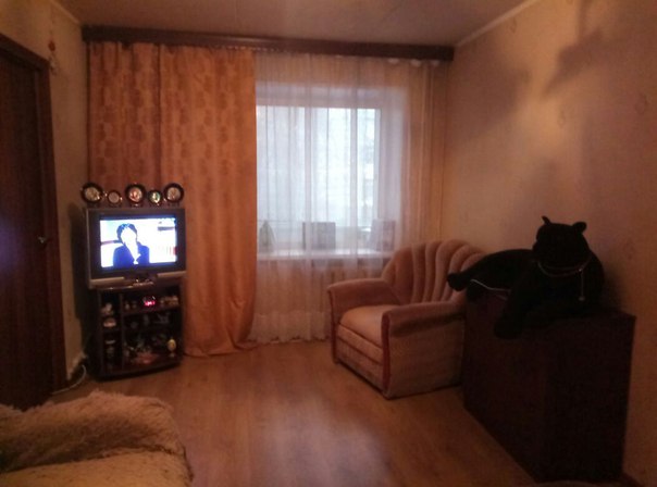 Фото: Срочно !!!, м. Люблино, ул. Краснодарская д.23 <br>СДАЁТСЯ КОЙКО-МЕСТО , работующей, неконфликтной, не курящей , платёжно-способной женщине славянке в большую 2-комн. квартиру на длительный срок. В одной комнате проживает мужчина, живет он один и очень давно. Вторая комната проходная и поэтому спальное место отдельное, квартира рассчитана на 3-их(вместе с той женщиной которую мы ищем). Косметический ремонт, мебель, кухня оборудована всем необходимым, стиралка и т.д. Дом кирпичный, теплый , расположен рядом с метро, прогулочным шагом 5 минут. Вся инфраструктура. Сдаётся от собственника, с депозитом!Оплата 8000 р. в месяц. Тел. 8(905)500-65-46 Людмила. АГЕНТАМ НЕ ЗВОНИТЬ , ЗРЯ ПОТЕРЯЕТЕ ВРЕМЯ.