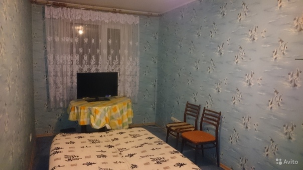 Сдам: Сдам комнату 18 м2 в 3-к квартире от собственника (Москва, Саларьево, Киевская, Румянцево, Тропарево, Юго-Западная) <br>Подробное описание: <br>Сдам комнату <br>Комната 18 м2 в 3-к квартире на 2 этаже 5-этажного панельного дома <br>14 000 руб. в месяц <br>Без залога <br>Доступные станции метро Юго-Западная 10 км (15-20 минут на автобусе), Румянцево 5 км (7-10 минут на автобусе), Саларьево 3км (5-7 минут на автобусе), м. Киевская (22 минуты на электричке, станция Новопеределкино в 50 МЕТРАХ от дома). Автобусная остановка прямо у дома. Автобусы от дома до метро ездят от 5 утра до 1 часа ночи. Автобусы от метро до дома ездят с 5:00 до 1:50 часа ночи. <br>Сдается изолированная комната 18 м2 в 3-х комнатной квартире на 2 эт. 5-этажного панельного дома, без ЗАЛОГА и КОМИССИИ от собственника. Риэлторам и агентам не звонить! <br>Соседи - в одной комнате проживает девушка, во второй комнате женщина с ребенком (женщины порядочные, чистоплотные, без вредных привычек). <br>В квартире имеется вся необходимая бытовая техника (холодильник, стиральная машина, электрический чайник). В комнате имеется телевизор 40 дюймов, пылесос, необходимая для проживания мебель - стол, стулья, шкаф и диван. В комнату подведен высокоскоростной интернет (оплачивается отдельно - 300р.), кабельное телевидение (50 каналов). <br>Рядом парк, продуктовые магазины, химчистка, горнолыжный комплекс, парк, хоккейная коробка, бассейн, школа, 2 детских сада, поликлиника, отделение сбербанка . <br>Предложение для женщины или пары, возможно с ребенком. СТРОГО НЕ КУРЯЩИМ!!! <br>Тип дома: панельный <br>Отопление: централизованное <br>Состояние квартиры: очень хорошее <br>Санузел: раздельный <br>Окна: во двор, вид на березовую рощу (стеклопакеты). <br>Металлическая дверь.Код.Домофон <br>Срок сдачи: длительный <br>В подъезде и на лестничных клетках чисто. <br>За домом имеется бесплатные парковочные места для автомобиля. <br>Оплата 14000р+КОММУНАЛЬНЫЕ ПЛАТЕЖИ 2000р.). <br>ПЛАТЕЖ ПРИ ЗАСЕЛЕНИИ ЗА ПЕРВЫЙ И ПОСЛЕДНИЙ МЕСЯЦ СРАЗУ! <br><br>Количество спальных мест 3 <br>Количество кроватей 1 <br>Мультимедиа <br>Телевизор <br>Кабельное / цифровое ТВ <br>Бытовая техника <br>Плита <br>Микроволновка <br>Холодильник <br>Стиральная машина <br>Утюг <br>Комфорт <br>Парковочное место <br><br>Цена: 14000 рублей <br><br>Контакты: <br>ТАТЬЯНА ИВАНОВНА 8(906)7671084 - фото Фото: Сдам: Сдам комнату 18 м2 в 3-к квартире от собственника (Москва, Саларьево, Киевская, Румянцево, Тропарево, Юго-Западная) <br>Подробное описание: <br>Сдам комнату <br>Комната 18 м2 в 3-к квартире на 2 этаже 5-этажного панельного дома <br>14 000 руб. в месяц <br>Без залога <br>Доступные станции метро Юго-Западная 10 км (15-20 минут на автобусе), Румянцево 5 км (7-10 минут на автобусе), Саларьево 3км (5-7 минут на автобусе), м. Киевская (22 минуты на электричке, станция Новопеределкино в 50 МЕТРАХ от дома). Автобусная остановка прямо у дома. Автобусы от дома до метро ездят от 5 утра до 1 часа ночи. Автобусы от метро до дома ездят с 5:00 до 1:50 часа ночи. <br>Сдается изолированная комната 18 м2 в 3-х комнатной квартире на 2 эт. 5-этажного панельного дома, без ЗАЛОГА и КОМИССИИ от собственника. Риэлторам и агентам не звонить! <br>Соседи - в одной комнате проживает девушка, во второй комнате женщина с ребенком (женщины порядочные, чистоплотные, без вредных привычек). <br>В квартире имеется вся необходимая бытовая техника (холодильник, стиральная машина, электрический чайник). В комнате имеется телевизор 40 дюймов, пылесос, необходимая для проживания мебель - стол, стулья, шкаф и диван. В комнату подведен высокоскоростной интернет (оплачивается отдельно - 300р.), кабельное телевидение (50 каналов). <br>Рядом парк, продуктовые магазины, химчистка, горнолыжный комплекс, парк, хоккейная коробка, бассейн, школа, 2 детских сада, поликлиника, отделение сбербанка . <br>Предложение для женщины или пары, возможно с ребенком. СТРОГО НЕ КУРЯЩИМ!!! <br>Тип дома: панельный <br>Отопление: централизованное <br>Состояние квартиры: очень хорошее <br>Санузел: раздельный <br>Окна: во двор, вид на березовую рощу (стеклопакеты). <br>Металлическая дверь.Код.Домофон <br>Срок сдачи: длительный <br>В подъезде и на лестничных клетках чисто. <br>За домом имеется бесплатные парковочные места для автомобиля. <br>Оплата 14000р+КОММУНАЛЬНЫЕ ПЛАТЕЖИ 2000р.). <br>ПЛАТЕЖ ПРИ ЗАСЕЛЕНИИ ЗА ПЕРВЫЙ И ПОСЛЕДНИЙ МЕСЯЦ СРАЗУ! <br><br>Количество спальных мест 3 <br>Количество кроватей 1 <br>Мультимедиа <br>Телевизор <br>Кабельное / цифровое ТВ <br>Бытовая техника <br>Плита <br>Микроволновка <br>Холодильник <br>Стиральная машина <br>Утюг <br>Комфорт <br>Парковочное место <br><br>Цена: 14000 рублей <br><br>Контакты: <br>ТАТЬЯНА ИВАНОВНА 8(906)7671084