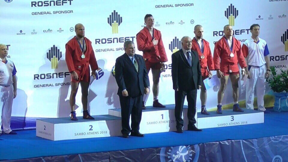 Эдуард Муравицкий (слева) на церемонии награждения призеров чемпионата Европы по самбо.