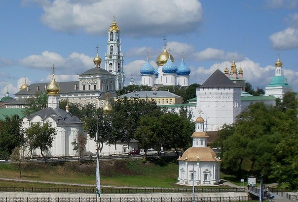Предлагаем Вам поездки на гремячий ключь - Неподалеку от города Сергиев Посад находится популярное у туристов и паломников место – холодные родники, возникшие, по преданию, в результате усердной молитвы Сергия Радонежского. Сейчас здесь благоустроено. У «Гремячего ключа» возвышаются красивые деревянные церкви и часовня, сделаны специальные купальни, небольшой плавательный бассейн, беседка для отдыха, лестницы и мостки, а также достраиваются Святые ворота будущего паломнического центра.<br>На обратном пути заезд в Лавру -этот населённый пункт существует почти 7 веков, на протяжении которых на его землях происходило немало интересных событий. Прошлое Сергиева Посада неразрывно связано с находящейся на его землях Троице-Сергиевой лаврой — крупнейшим русским православным монастырём, посмотреть на который съезжаются туристы и верующие из многих стран. Расположенный в пределах Золотого кольца, город манит к себе приезжих живописной природой, уникальными памятниками древнего зодчества, интересными музеями и гостеприимством жителей.<br>2500 руб указана цена одного посадочного места.<br>Если вы едите группой из 3-4 человек цена 6000руб. - фото Фото: Предлагаем Вам поездки на гремячий ключь - Неподалеку от города Сергиев Посад находится популярное у туристов и паломников место – холодные родники, возникшие, по преданию, в результате усердной молитвы Сергия Радонежского. Сейчас здесь благоустроено. У «Гремячего ключа» возвышаются красивые деревянные церкви и часовня, сделаны специальные купальни, небольшой плавательный бассейн, беседка для отдыха, лестницы и мостки, а также достраиваются Святые ворота будущего паломнического центра.<br>На обратном пути заезд в Лавру -этот населённый пункт существует почти 7 веков, на протяжении которых на его землях происходило немало интересных событий. Прошлое Сергиева Посада неразрывно связано с находящейся на его землях Троице-Сергиевой лаврой — крупнейшим русским православным монастырём, посмотреть на который съезжаются туристы и верующие из многих стран. Расположенный в пределах Золотого кольца, город манит к себе приезжих живописной природой, уникальными памятниками древнего зодчества, интересными музеями и гостеприимством жителей.<br>2500 руб указана цена одного посадочного места.<br>Если вы едите группой из 3-4 человек цена 6000руб.
