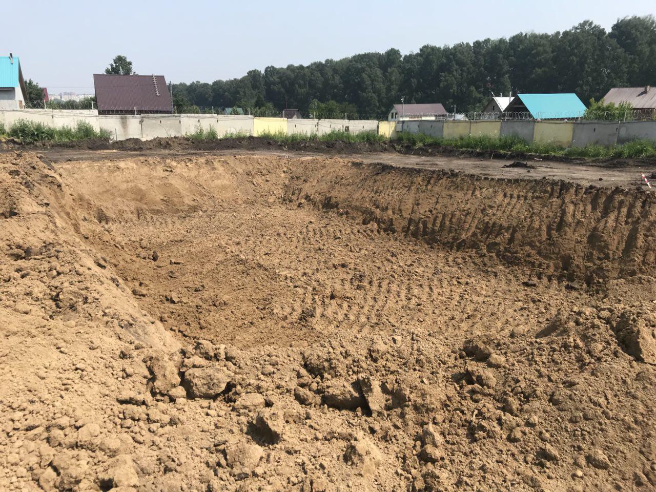 Вырытый в ходе изъятия грунта котлован заполнили водой и запустили туда карпов для воспроизводства