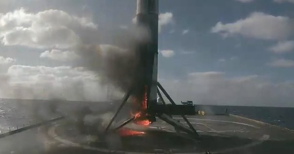 Первая ступень ракеты Falcon 9 загорелась после посадки на плавучую платформу: 