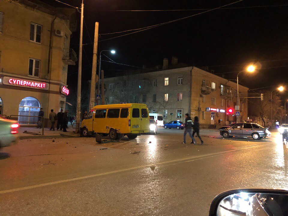 В Астрахани маршрутка влетела в столб после столкновения с легковушкой В Астрахани маршрутка влетела в столб после столкновения с легковушкой