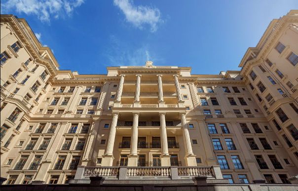 г. Санкт-Петербург<br>Наб.реки Фонтанки 76, корп.2<br>Продается роскошная четырехкомнатная квартира для большой семьи в элитном ЖК Hovard Palace, Золотой треугольник Петербурга!<br>Общая площадь квартиры составляет 211,3 м2. Здесь все продуманно до мелочей, квартира имеет четкое зонирование: жилая часть представлена 3 большими и светлыми спальнями, две из которых имеют собственные санузлы, одна оснащена огромной гардеробной (11 м2). Также в квартире имеется общий большой санузел 13 м2, гостевой санузел и постирочная, которые относятся к хозяйственной зоне. В нее также входит большая кухня-столовая (23 м2), просторный коридор с местами для шкафов и эргономичное помещение для организации системы хранения.<br>Досуговая зона включает в себя огромную гостиную (35 м2) для семейных праздников, торжественных приемов гостей и запоминающихся вечеринок. В квартире также имеется проходная комната площадью 16 м2, которую по желанию можно превратить в полноценную игротеку для ваших малышей, чилаут-зону, где вы сможете отдохнуть с книжкой, под расслабляющую музыку или с любимой игрой, или же в домашний кинотеатр, где вся семья будет собираться по выходным.<br>Квартира расположена на 7 этаже, из окон (выходят на две стороны) и с балкона открываются головокружительные виды Золотого треугольника Петербурга! В стоимость квартиры включена премиум-отделка по одному из трех проектов (на ваш выбор) от модного итальянского дизайнера Роберто Молона. Вас ждет шикарный интерьер, дополненный такими материалами, как ценные породы дерева, мрамор и тканевые обои. С возможными вариантами отделки можно ознакомиться как на фото, так и в шоуруме. <br>Элитный жилой комплекс оснащен высококлассной инфраструктурой, в том числе бассейном, банным комплексом, SPA-кабинетом, фитнес-клубом, детской игровой зоной и т. д. Архитектура неоклассицизма, дополненная изящными колоннами, эркерами и пилястрами, подчеркивает высокий статус дома и его жильцов.<br><br>Квартира оформлена в собственность, просмотры возможны в любое время!<br>105 000 000 руб. - фото Фото: г. Санкт-Петербург<br>Наб.реки Фонтанки 76, корп.2<br>Продается роскошная четырехкомнатная квартира для большой семьи в элитном ЖК Hovard Palace, Золотой треугольник Петербурга!<br>Общая площадь квартиры составляет 211,3 м2. Здесь все продуманно до мелочей, квартира имеет четкое зонирование: жилая часть представлена 3 большими и светлыми спальнями, две из которых имеют собственные санузлы, одна оснащена огромной гардеробной (11 м2). Также в квартире имеется общий большой санузел 13 м2, гостевой санузел и постирочная, которые относятся к хозяйственной зоне. В нее также входит большая кухня-столовая (23 м2), просторный коридор с местами для шкафов и эргономичное помещение для организации системы хранения.<br>Досуговая зона включает в себя огромную гостиную (35 м2) для семейных праздников, торжественных приемов гостей и запоминающихся вечеринок. В квартире также имеется проходная комната площадью 16 м2, которую по желанию можно превратить в полноценную игротеку для ваших малышей, чилаут-зону, где вы сможете отдохнуть с книжкой, под расслабляющую музыку или с любимой игрой, или же в домашний кинотеатр, где вся семья будет собираться по выходным.<br>Квартира расположена на 7 этаже, из окон (выходят на две стороны) и с балкона открываются головокружительные виды Золотого треугольника Петербурга! В стоимость квартиры включена премиум-отделка по одному из трех проектов (на ваш выбор) от модного итальянского дизайнера Роберто Молона. Вас ждет шикарный интерьер, дополненный такими материалами, как ценные породы дерева, мрамор и тканевые обои. С возможными вариантами отделки можно ознакомиться как на фото, так и в шоуруме. <br>Элитный жилой комплекс оснащен высококлассной инфраструктурой, в том числе бассейном, банным комплексом, SPA-кабинетом, фитнес-клубом, детской игровой зоной и т. д. Архитектура неоклассицизма, дополненная изящными колоннами, эркерами и пилястрами, подчеркивает высокий статус дома и его жильцов.<br><br>Квартира оформлена в собственность, просмотры возможны в любое время!<br>105 000 000 руб.