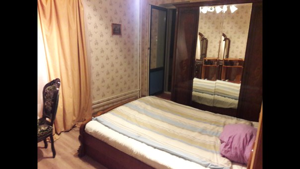 Фото: Сдам комнату в центре Москвы для одного человека<br>Цена 24 800 м Краснопресненская 7 мин пешком<br>М 1905 года 4 мин пешком<br><br>Просторная комната, комод с большим зеркалом, барной стойкой и здоровенным шкафом с двумя зеркалами, просторный балкон с панорамным видом на Москву<br>Это 3х комнатная квартира, во второй комнате живут тихие девушки в третьей интеллигентные парни<br><br>Можно за несколько минут дойти, прогуливаясь, до Белого дома, Садового кольца, 