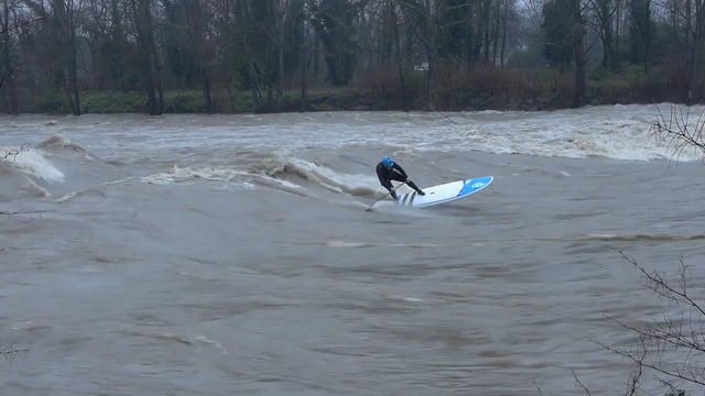 SUP RIVER SURFING