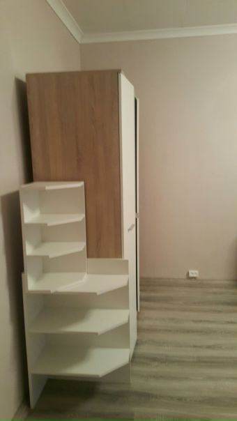 Сдается изолированная комната в двух комнатной квартире, 10 минут пешком до ст.м. Новокосино. Суздальская, 18, кор.1. <br>Квартира свежая, чистая, после ремонта, с балконом. 12 этаж из 17. Варочная панель из стеклокерамики, духовка, холодильник двукамерный, стиральная машинка новая на 6 кг. Санузел раздельный. <br>Мебель минимальная, свежекупленная. Входная дверь стальная, полы -ламинат. Комната оснащена кондиционером. Окно на солнечную сторону. Домофон. <br>Два лифта, один грузовой.Парковка свободная, крупная, припарковаться можно всегда. <br>У станции метро крупный торговый центр с большим количеством небольших магазинчиков, там же крупный супермаркет Виктория-24 часа, ВкусВилл, Магнит до 23 00. <br>Напротив дома новый фитнес клуб. В 15 минутах пешком от дома небольшой, красивый парк с фонтаном. В семи минутах церковь. <br>В малой комнате проживает соседка, спокойная адекватная женщина. Большую часть времени проводит на работе. <br>Ищем одну двух девушек в большую комнату, или пару. Платежеспособных, без животных. Можно молодых людей, главное без вредных привычек, с умеренной любовью к алкоголю. <br>Цена вопроса 20 тысяч +счетчики, без коммунальных платежей. <br> <br>Звоните +7(905)7974266, пишите в личку. - фото Фото: Сдается изолированная комната в двух комнатной квартире, 10 минут пешком до ст.м. Новокосино. Суздальская, 18, кор.1. <br>Квартира свежая, чистая, после ремонта, с балконом. 12 этаж из 17. Варочная панель из стеклокерамики, духовка, холодильник двукамерный, стиральная машинка новая на 6 кг. Санузел раздельный. <br>Мебель минимальная, свежекупленная. Входная дверь стальная, полы -ламинат. Комната оснащена кондиционером. Окно на солнечную сторону. Домофон. <br>Два лифта, один грузовой.Парковка свободная, крупная, припарковаться можно всегда. <br>У станции метро крупный торговый центр с большим количеством небольших магазинчиков, там же крупный супермаркет Виктория-24 часа, ВкусВилл, Магнит до 23 00. <br>Напротив дома новый фитнес клуб. В 15 минутах пешком от дома небольшой, красивый парк с фонтаном. В семи минутах церковь. <br>В малой комнате проживает соседка, спокойная адекватная женщина. Большую часть времени проводит на работе. <br>Ищем одну двух девушек в большую комнату, или пару. Платежеспособных, без животных. Можно молодых людей, главное без вредных привычек, с умеренной любовью к алкоголю. <br>Цена вопроса 20 тысяч +счетчики, без коммунальных платежей. <br> <br>Звоните +7(905)7974266, пишите в личку.