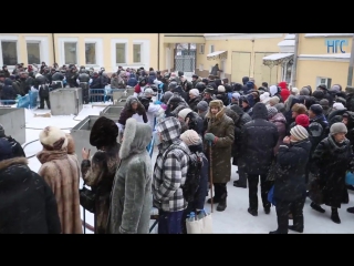 Православные новосибирцы выстроились в очередь за святой водой на Крещение