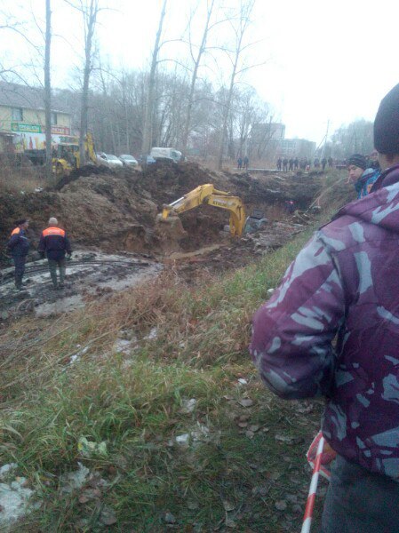 Утонувший в грязи под Омском экскаватор вытаскивал броневик – ФОТО Утонувший в грязи под Омском экскаватор вытаскивал броневик – ФОТО